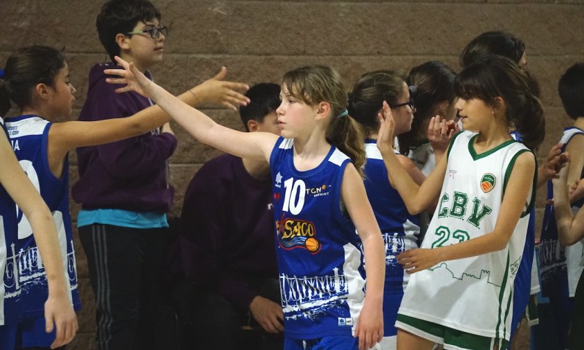 Jugadores saludant-se en acabar el partit All Star Benjamí