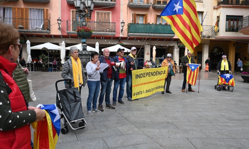 Un moment de la concentració de les Àvies i Avis, ahir al matí, a la plaça de la Vila