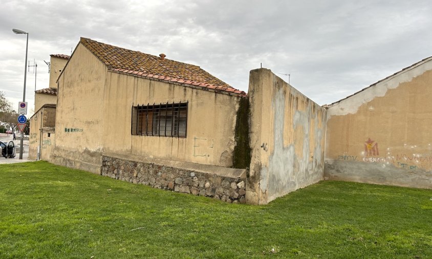 Aspecte actual de l'edifici, al carrer de la Corona d'Aragó, on s'ubicarà la Casa de la Festa