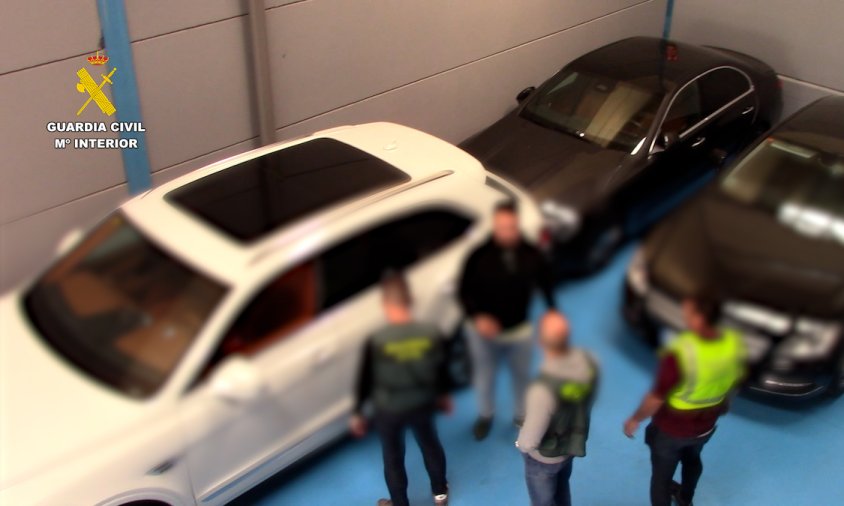 Agents de la Guàrdia Civil van inspeccionar diversos establiments públics dedicats a la compra i venta de vehicles a la província de Madrid