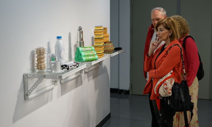 Visitants observant una de les obres de l'exposició