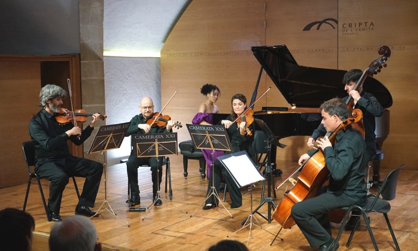 Astrid González i el quintet de corda a la Cripta