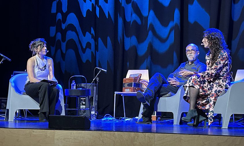 Un moment de la conversa amb els joiers Lluís Comín i Rosa Nogués, a l'inici de l'acte
