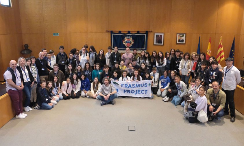 Alumnes del projecte Erasmus+ a la sala de plens