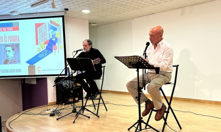 Jaume Calatayud i Vicente Monera durant el recital poeticomusical, ahir al Centre Cultural