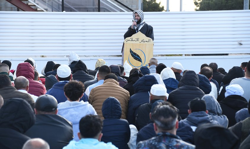 L'imam Mohamed Ouadi en un moment de la pregària, aquest matí