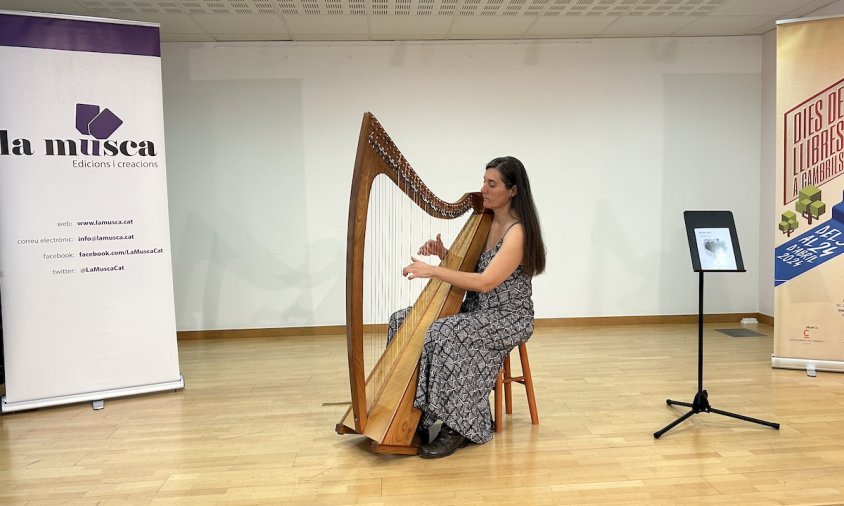 Anna Amigó va tocar la seva arpa durant la presentació del llibre