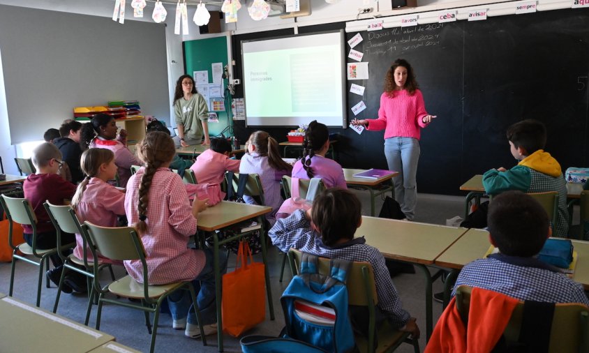 Un moment del taller «Desplaçades, les escoles tenim els braços oberts», ahir al matí, en una aula de cinquè de l'escola Cambrils