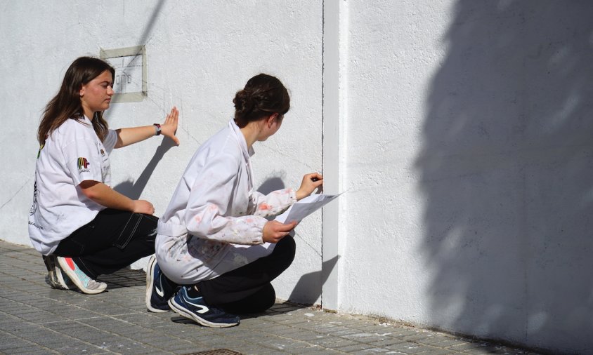 Aquesta setmana, les artistes han pintat la paret de blanc i han començat amb els esbossos