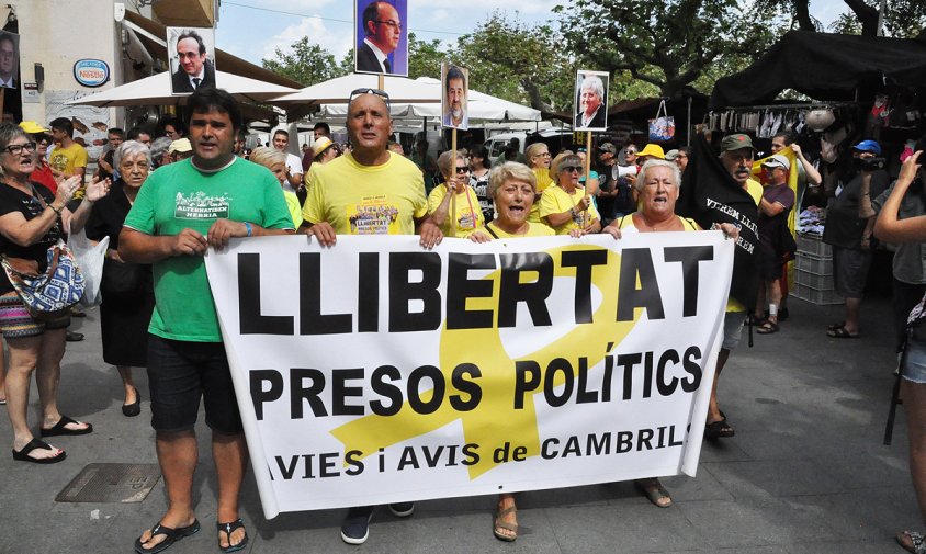 Aplaudiments a la cantonada del carrer de Gimbernat i el passeig d'Albert al pas de la manifestació dels Avis i Àvies