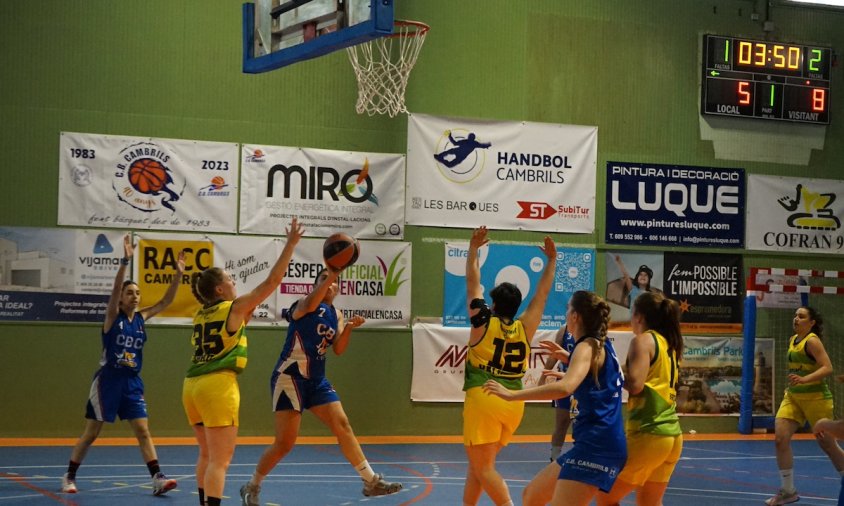 Jugada del Cofran 95 CB Cambrils femení en el partit disputat diumenge a la tarda