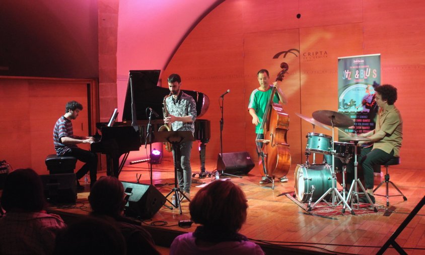 Santi de la Rubia (saxo), Andreu Pitarch (bateria) i Toni Saigi (piano) van acompanyar Leiton