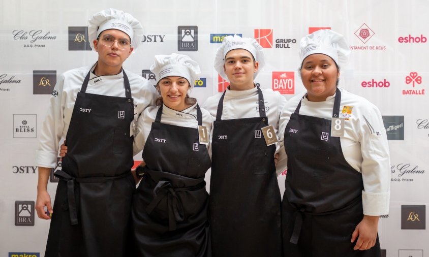 Foto dels quatre finalistes de les demarcacions de Tarragona i Lleida amb l'alumna Jenny Mieres, alumna de l'Escola d'Hoteleria i Turisme, a la dreta de la imatge