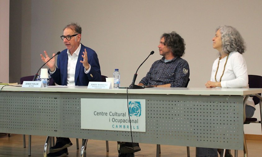Jordi Folck va estar acompanyat durant la presentació pel regidor de Cultura, Jordi Barberà, i la seva editora