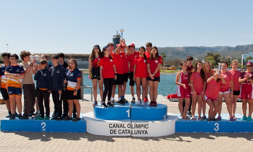 L'equip cadet masculí del Club Rem Cambrils en la primera posició del podi