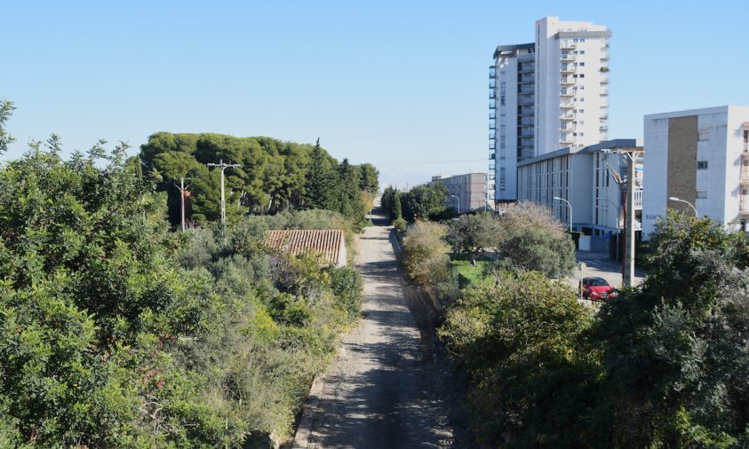 L'antic traçat ferroviari sense la via a l'alçada de Cambrils Badia