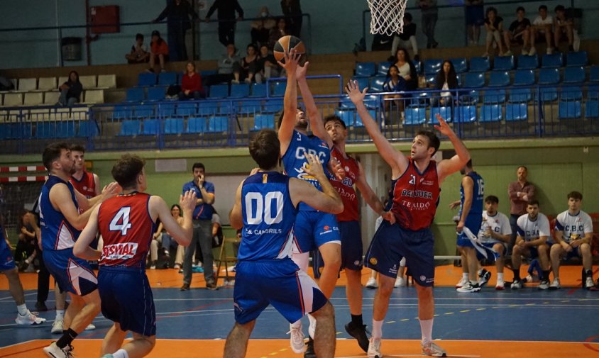 Un moment del partit entre el CB Cambrils i el CB Balaguer disputat ahir al migdia