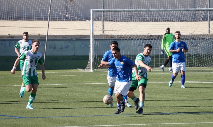 Un moment del partit entre el FC Cambrils i l'Espluga de Francolí