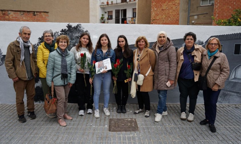 Tres de les autores del mural juntament amb Kamal Sultan i les membres de la junta de l'AV del Barri de l'Estació