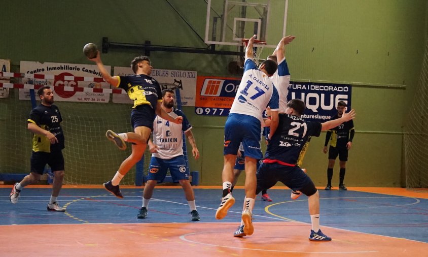 Un moment del partit entre el CH Cambrils i el BM Granollers, el passat dissabte al Palau Municipal d'Esports