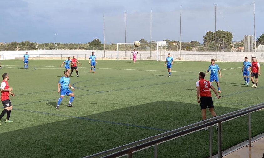 Imatge del partit del Cambrils Unió al camp de l'Ampolla