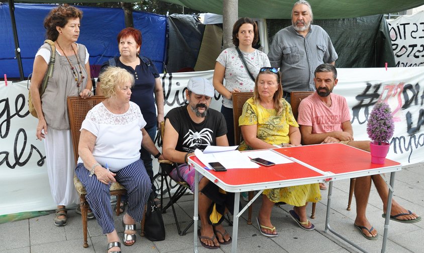 L'escenificació de la cessió de la habitatge s'ha fet davant de l'Ajuntament amb Elena Rojas, asseguda a l'esquerra de la imatge, Jorge Fernández, al seu costat, i, al costat d'aquest, la parella que porta més de 80 dies vivint a la platja