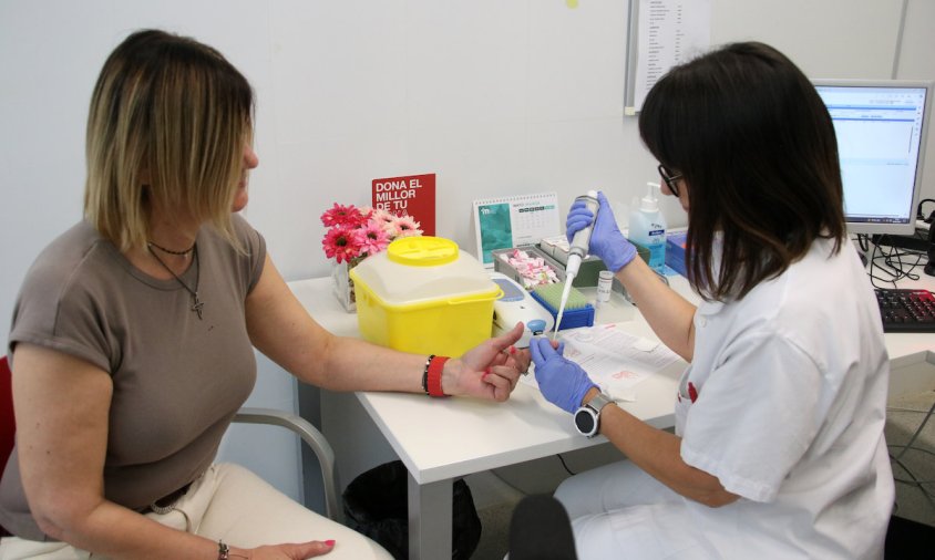 Una infermera fent una prova mèdica a una pacient en el nou servei d'Hemetologia clínica a l'Hospital Universitari Sant Joan de Reus