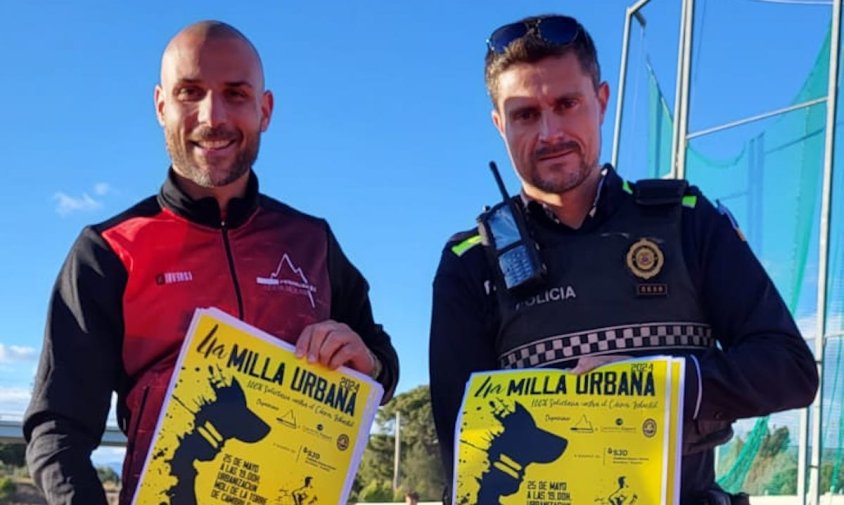 Imatge dels representants del Club Monte Penarubia Costa Daurada i Cambrils pels Valents amb el cartell de la cursa
