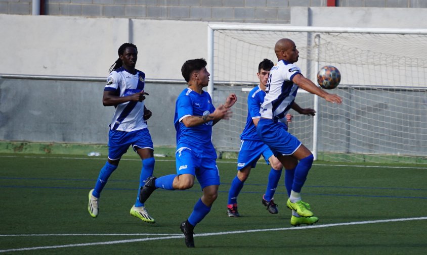 Imatge del partit del FC Cambrils contra el Santes Creus, aquest passat dissabte a la tarda