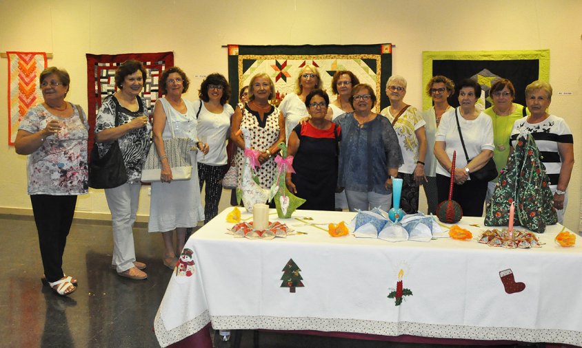 Foto de les alumnes del taller amb la professora Rosana Fuster