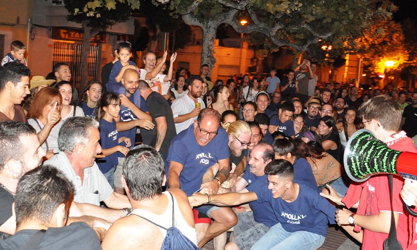 Joc d'estirar la corda entre vileros i mariners a la Pujada de la Galera, aquest passat divendres a la nit