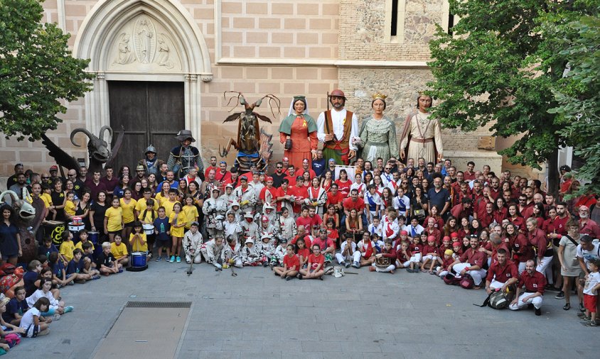 Foto de grup de tots els elements del seguici festiu cambrilenc