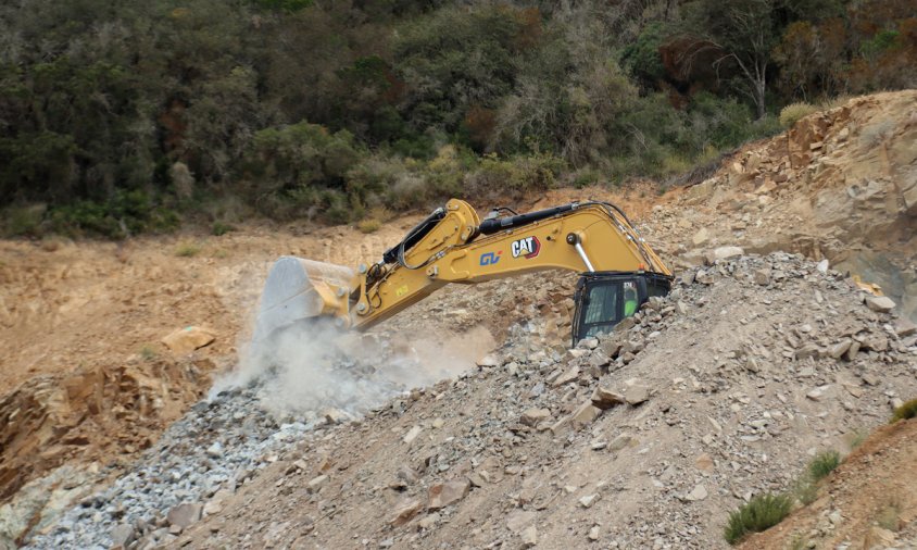 Màquina treballant en una de les pedreres de Vilanova d'Escornalbou