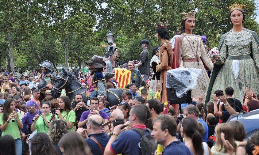 Al final del recorregut, totes les colles geganteres es van aplegar a la plaça del Setge