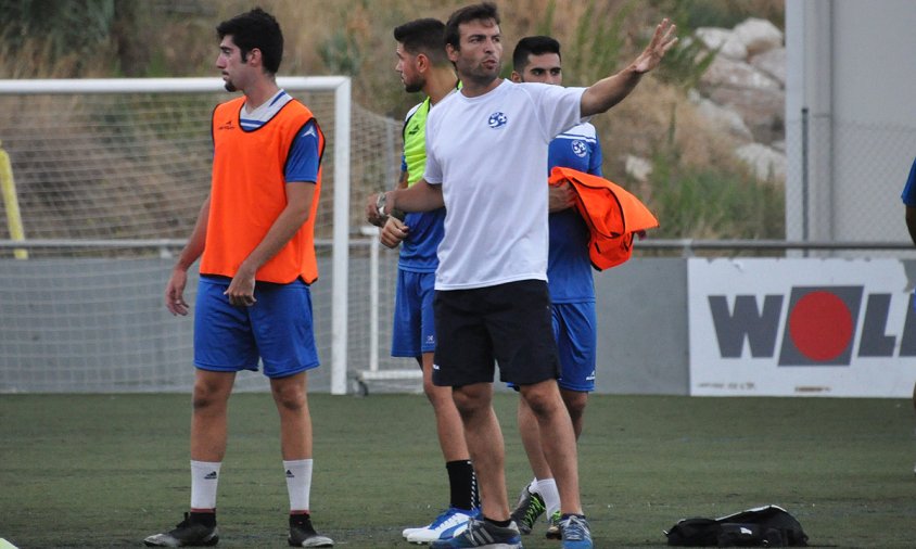 Imatge d'arxiu de Gabriel Amors –amb samarreta blanca– dirigint un entrenador de l'equip, a l'inici de la temporada passada