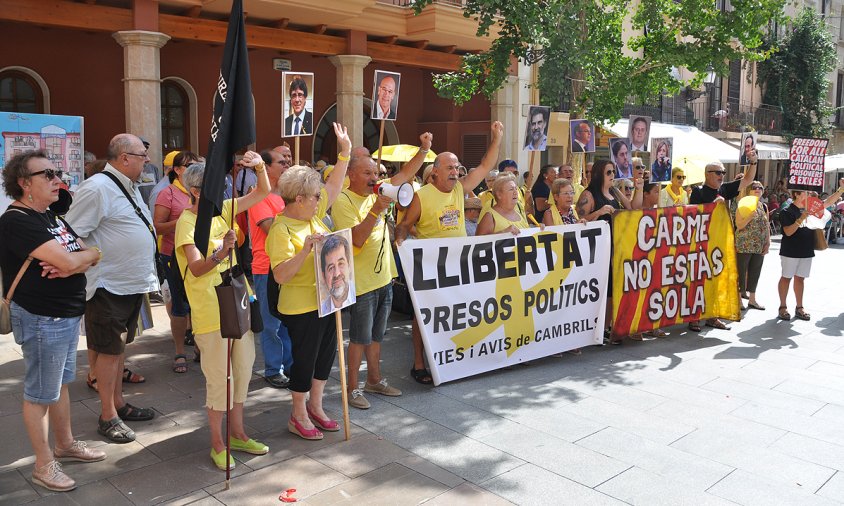 Cant dels Segadors a la plaça de la Vila, com a cloenda de la concentració setmanal