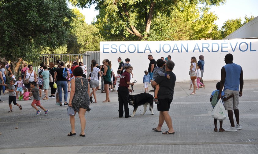 Entrada de l'escola Joan Ardèvol, aquest matí