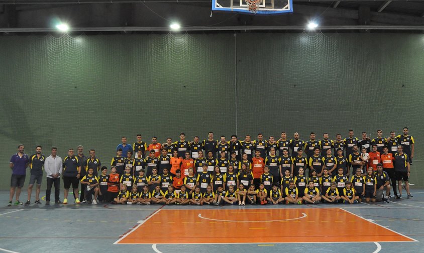 Foto de família de tots els jugadors i entrenadors del CH Cambrils per aquesta temporada