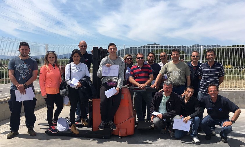 Foto d'arxiu d'alumnes del curs per obtenir el carnet professional de carretons elevadors