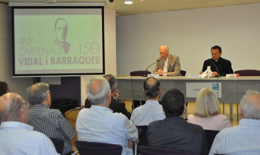 Un moment de la conferència d'ahir al vespre, a càrrec de Mn. Ramon Corts i Blay acompanyat del comissionat Josep M. Panicello