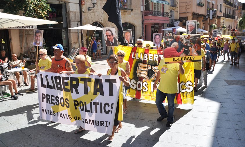 Els Avis i Àvies de Cambrils, avui, a la plaça de la Vila