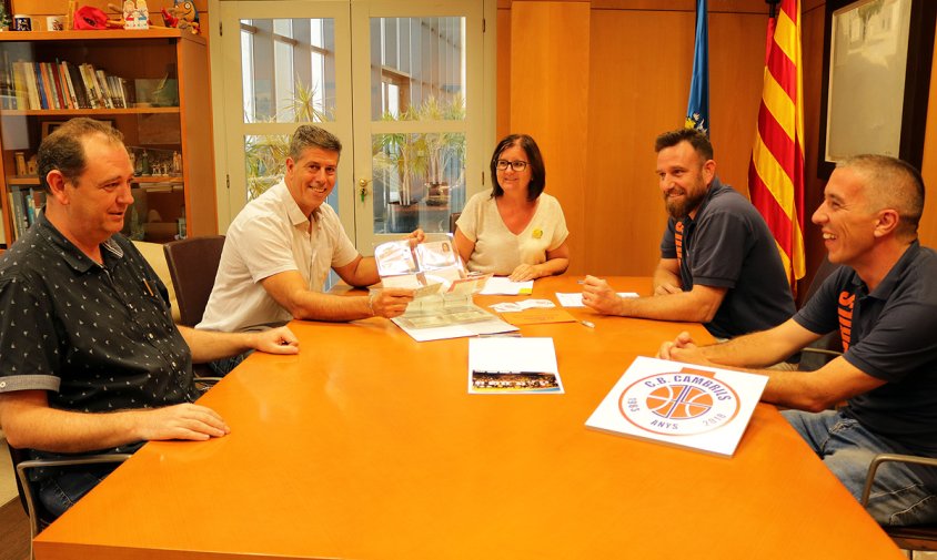 Moment de la signatura del conveni de cessió entre el CB Cambrils i l'Arxiu Municipal