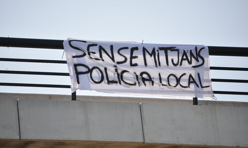 Pancarta penjada aquesta passada nit al viaducte del nou traçat ferroviari sobre la carretera de Montbrió