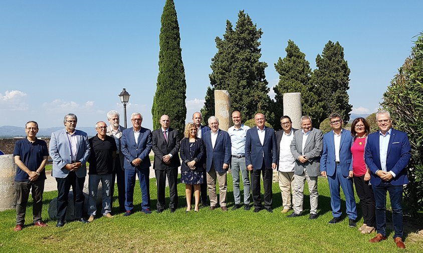 Foto de grup dels participants a la trobada, ahir a Tortosa