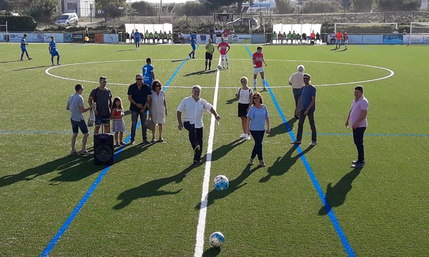 Sacada d'honor del regidor i l'alcaldessa en la inauguració oficial de la nova gespa del camp de futbol, aquest passat dissabte a la tarda