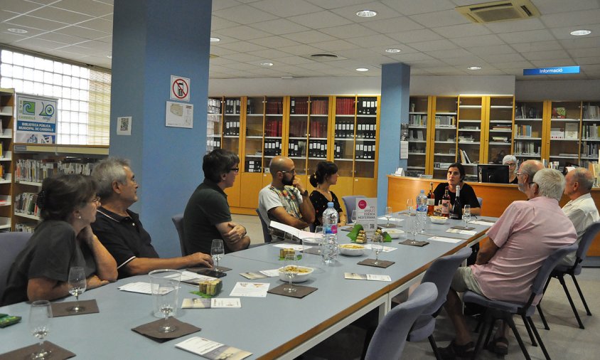 Un moment del tast de vi organitzat a la Biblioteca el passat divendres a la tarda