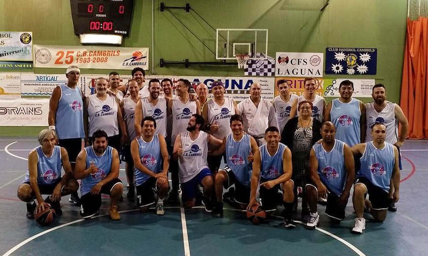 Els veterans del CB Cambrils i els veterans de la selecció uruaguiana van jugar un partit amistós solidari, el passat diumenge al migdia