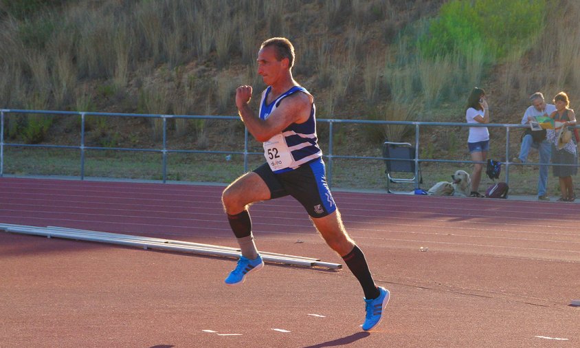 Pere Ferrando en un moment del campionat de Catalunya de Pentatló, disputat aquest passat dissabte a la pista d'atletisme de Cambrils