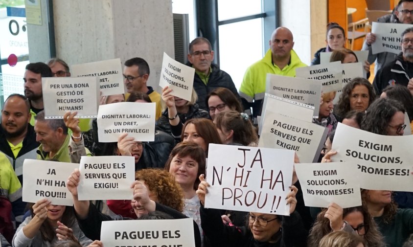 Cartells de protesta mostrats en la manifestació d'aquest matí