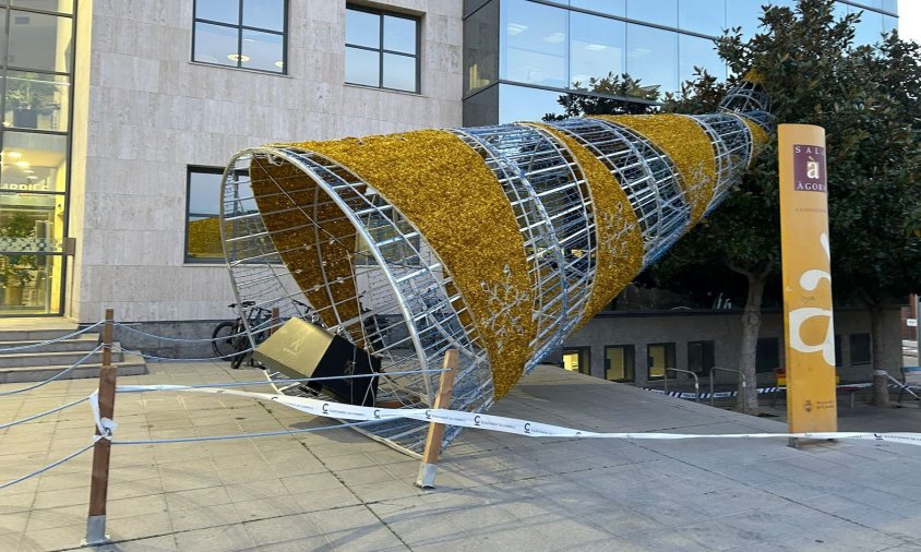 L'arbre de Nadal de la plaça de l'Ajuntament va caure bolcat pel vent, ahir al vespre
